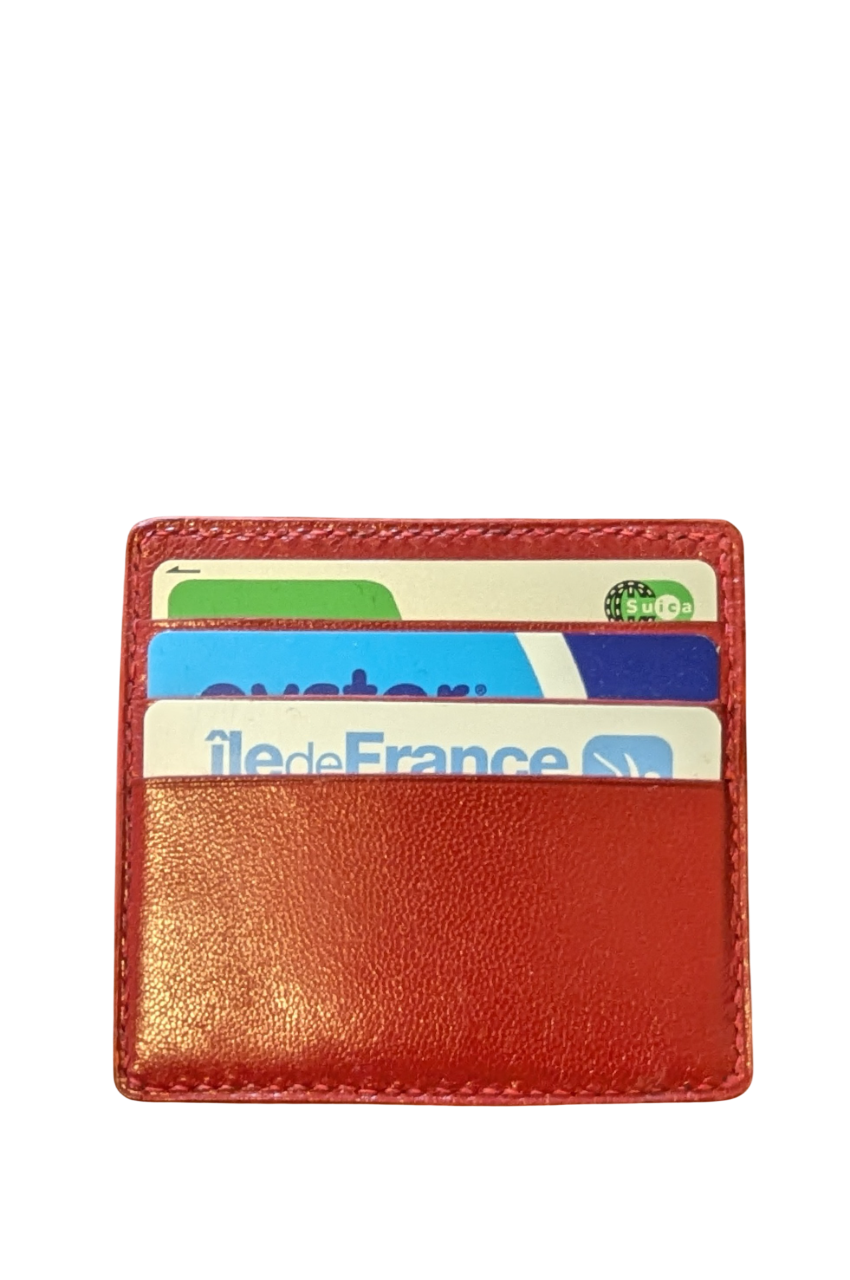 Porte-cartes Emma Detay rouge en cuir avec trois fentes, cousu main et motif embossé croco au dos.